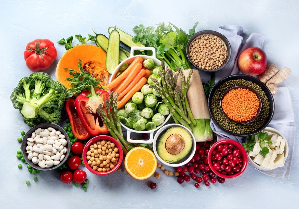 Verdure, legumi, frutta secca e cereali disposti su un tavolo