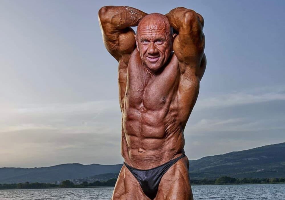 Marco Lucacci in posa di doppio bicipite a una gara di bodybuilding