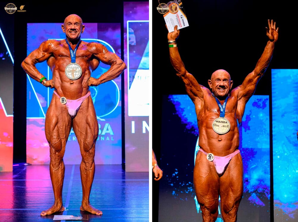 Marco Lucacci sul palco WABBA con la medaglia al collo e il certificato alzato