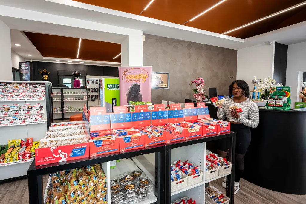 Banco con barrette e snack proteici nel negozio di Bastia Umbra
