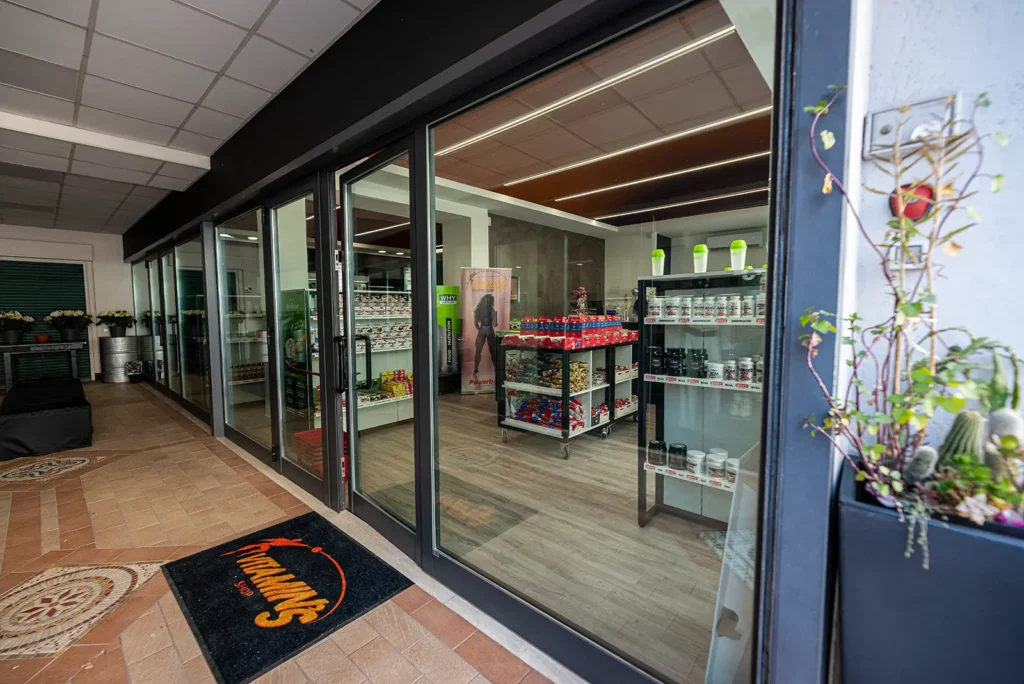 Ingresso vetrato del negozio di Bastia Umbra visto dall'interno