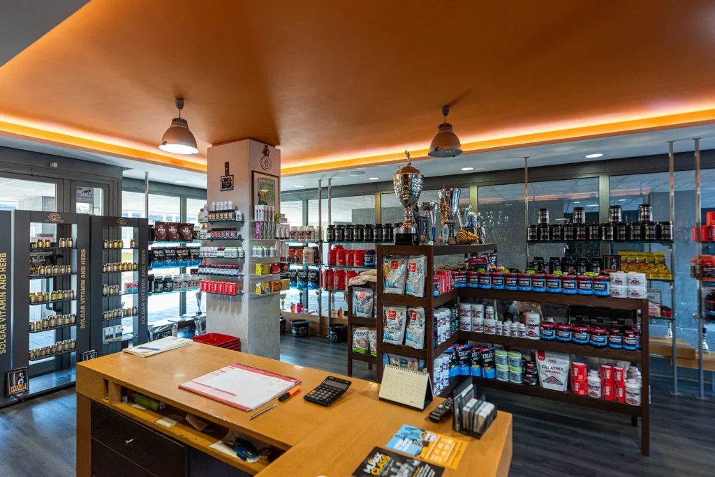 Tavolo per la consulenza fra gli scaffali del negozio di Perugia