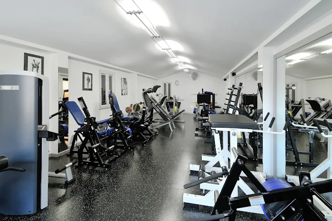 Sala pesi della palestra di Bastia Umbra con macchine e specchi