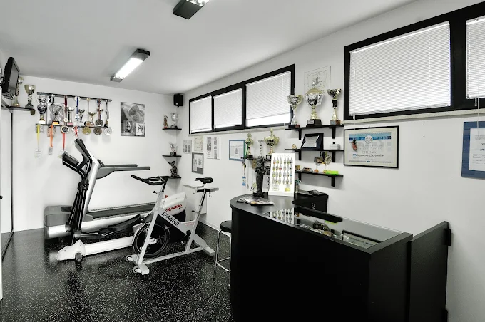Sala corsi luminosa della palestra di Bastia Umbra