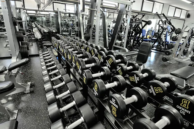 Fila di macchine per l'allenamento nella palestra di Bastia Umbra