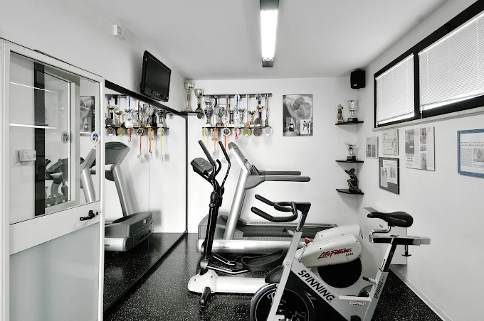 Tapis roulant allineati nella sala cardio della palestra di Bastia Umbra