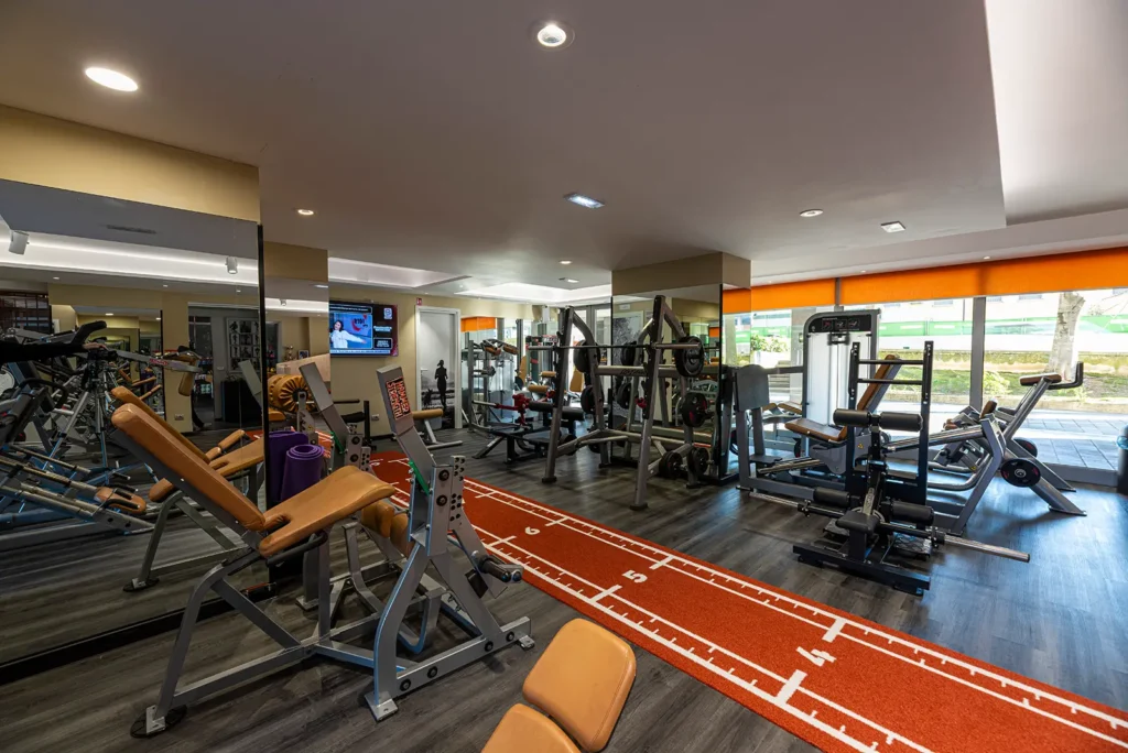 Sala pesi con panche e pedana funzionale nella palestra di Perugia