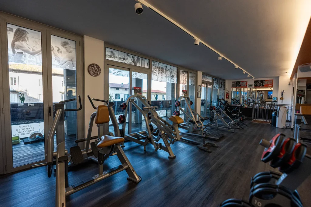 Rack e panche nella sala pesi della palestra di Perugia