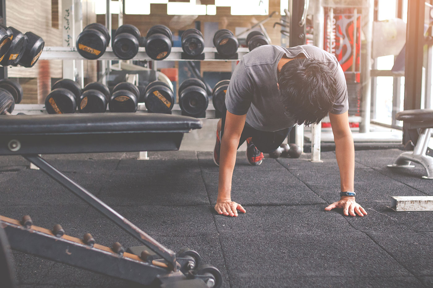 Atleta durante un esercizio a corpo libero in palestra